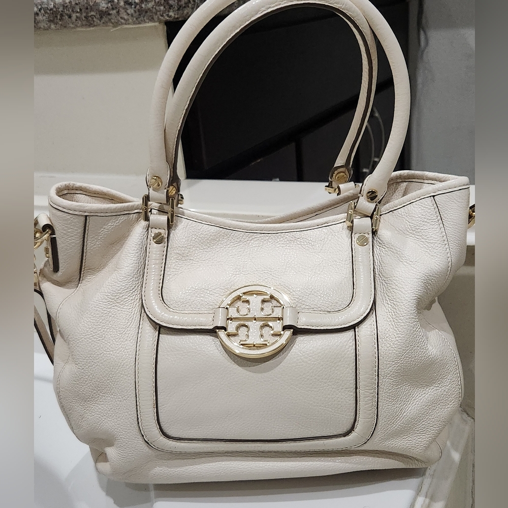 Tory Burch Amanda Hobo Handbag in Bone White Pebbled Italian Leather